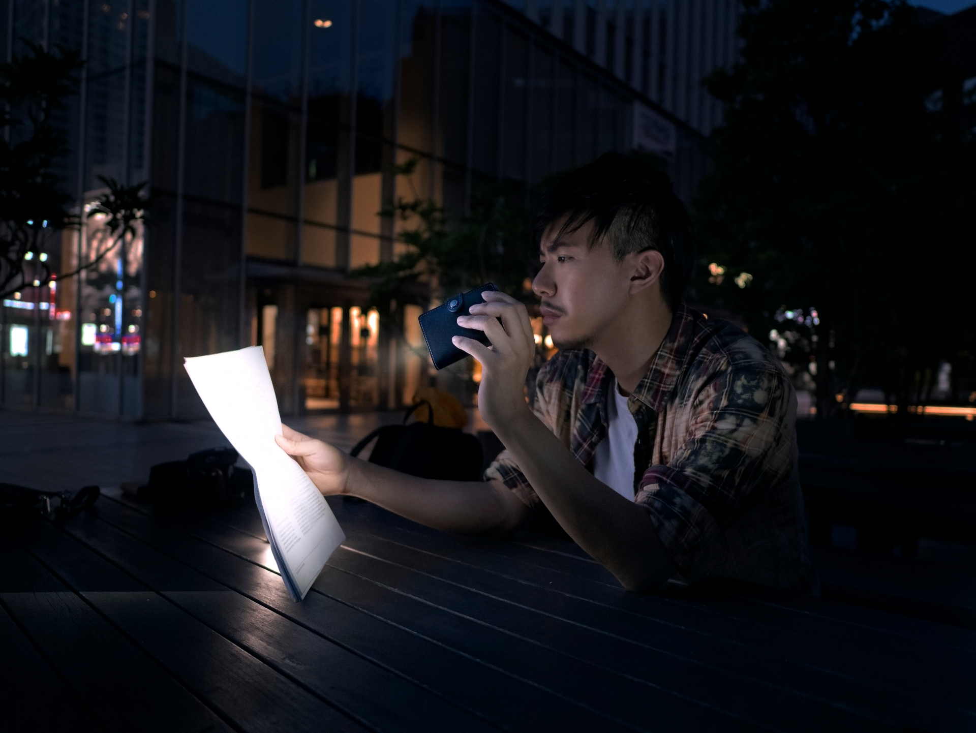 Ledlenser_Lite_Wallet_502315_in_use_01_1920x1920