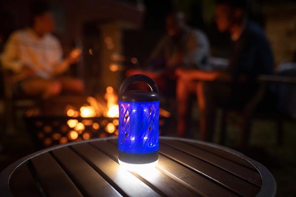 SKE_Personal-Mosquito-Zapper—Lantern_Web_Lifestyle_Firepit-Friends_17_5000x