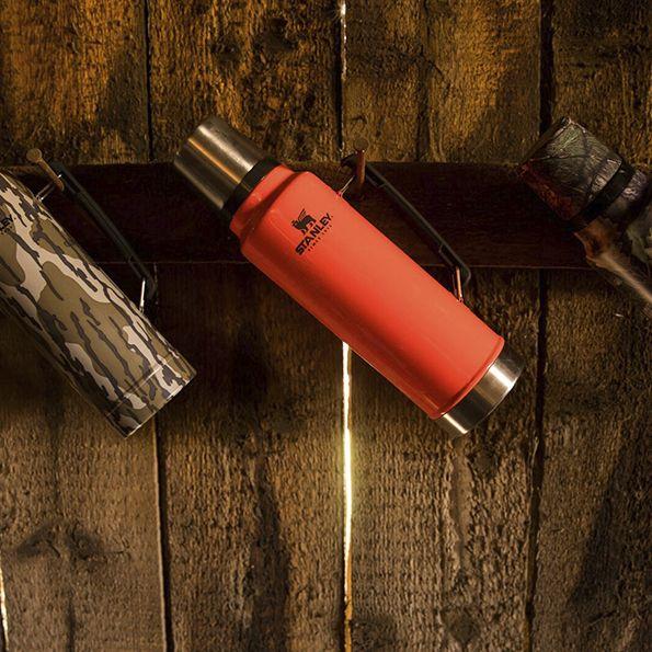 termospullo_stanley_classic_blazingorange_oranssi_pullo2