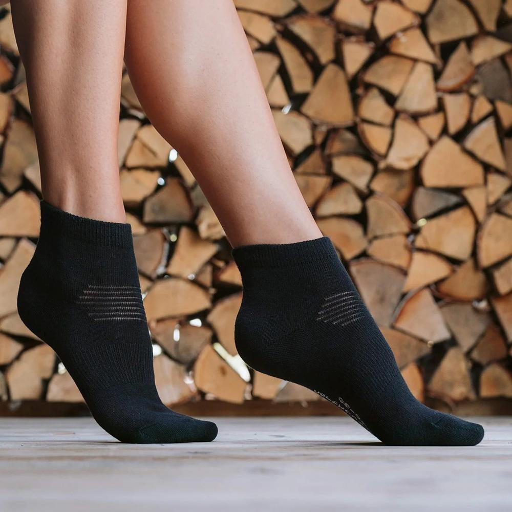 north_outdoor_allday_sock_mid_blk_02