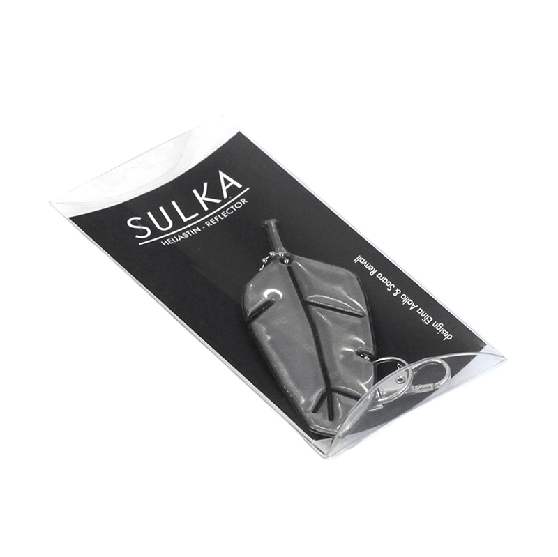 LifeSaver.fi Pieni sulka-heijastin musta pakkauksessa 800×800 px